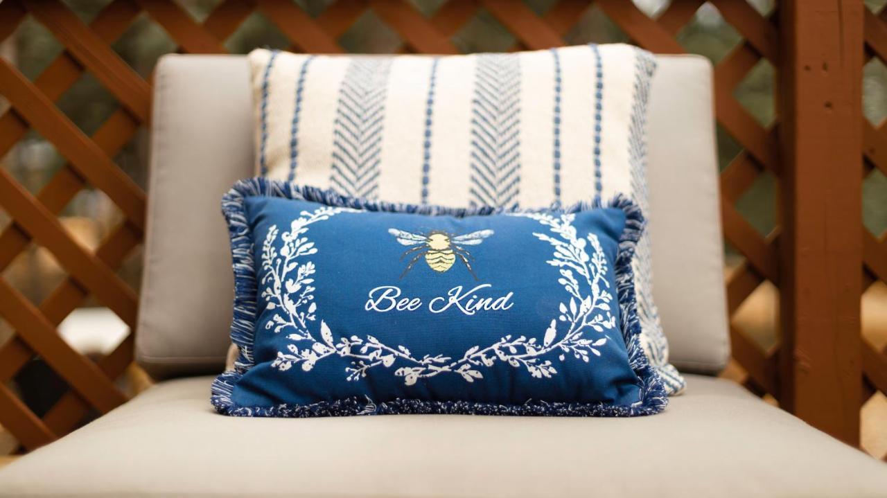 Charming Blue Farmhouse Cabin Duck Creek Village Екстер'єр фото