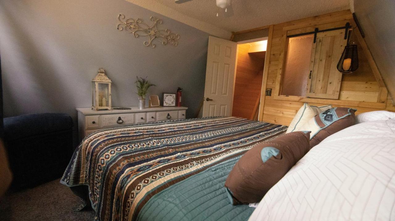 Charming Blue Farmhouse Cabin Duck Creek Village Екстер'єр фото